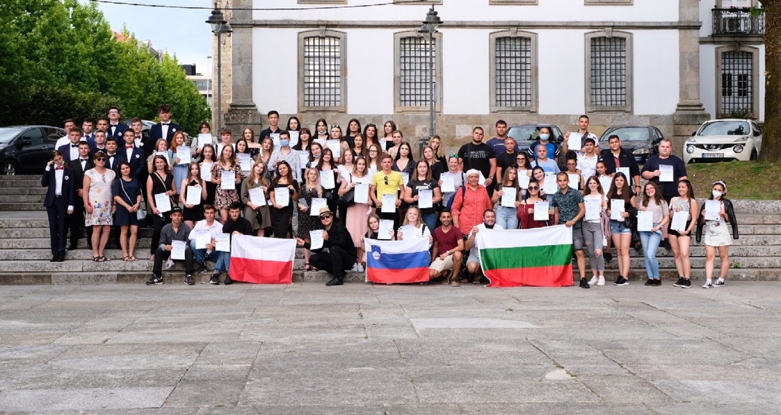 Participantes com certificados e bandeiras dos seus países em frente à Câmara Municipal de Braga