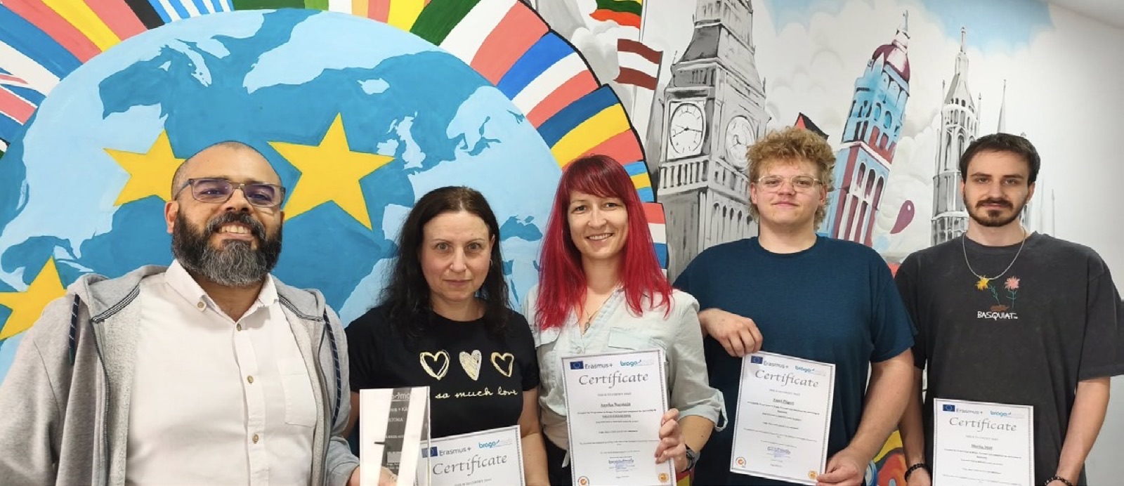 Professores com os certificados do curso