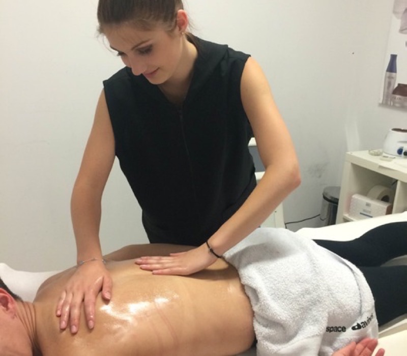 Estagiária de fisioterapia a trabalhar com a tutora