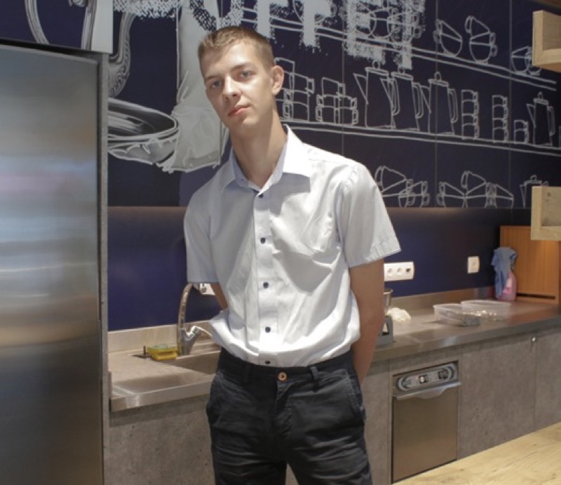 Estagiário de hotelaria a servir num restaurante