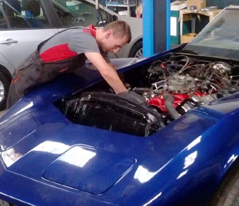 Estagiário de mecânica automóvel numa oficina
