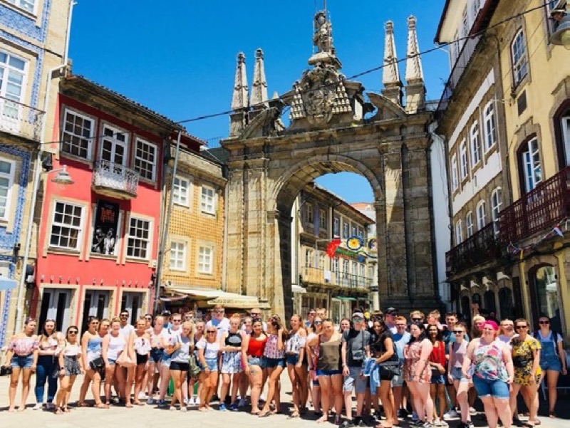 Grupo de participantes junto ao Arco da Porta Nova, em Braga
