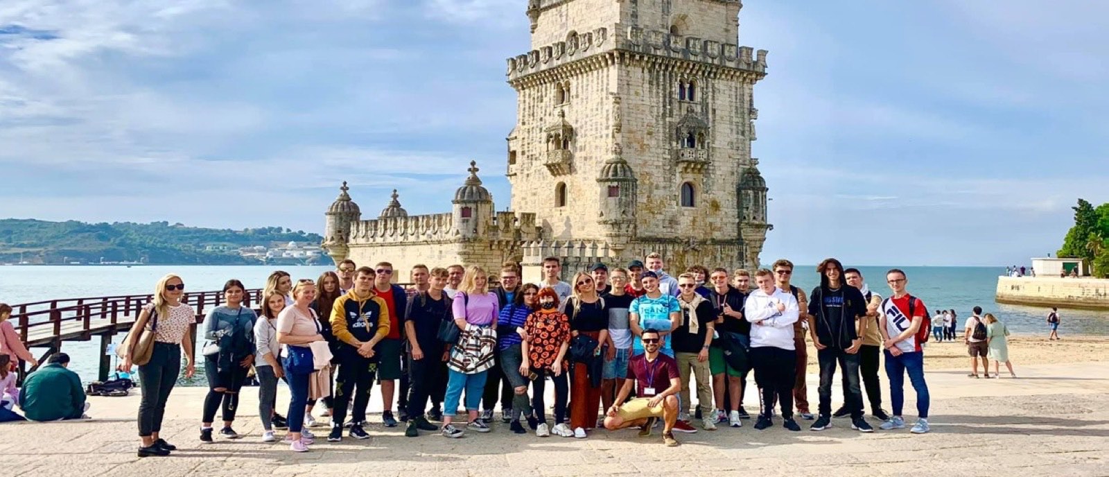 Grupo em frente à Torre de Belém, em Lisboa