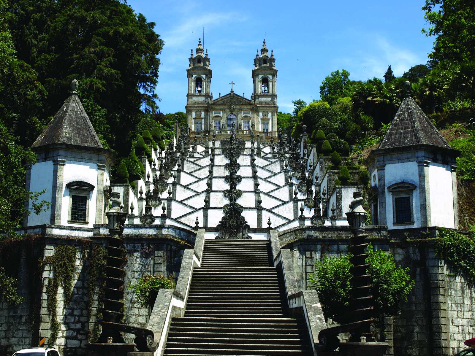 O santuário do Bom Jesus do Monte e o escadório, em Braga