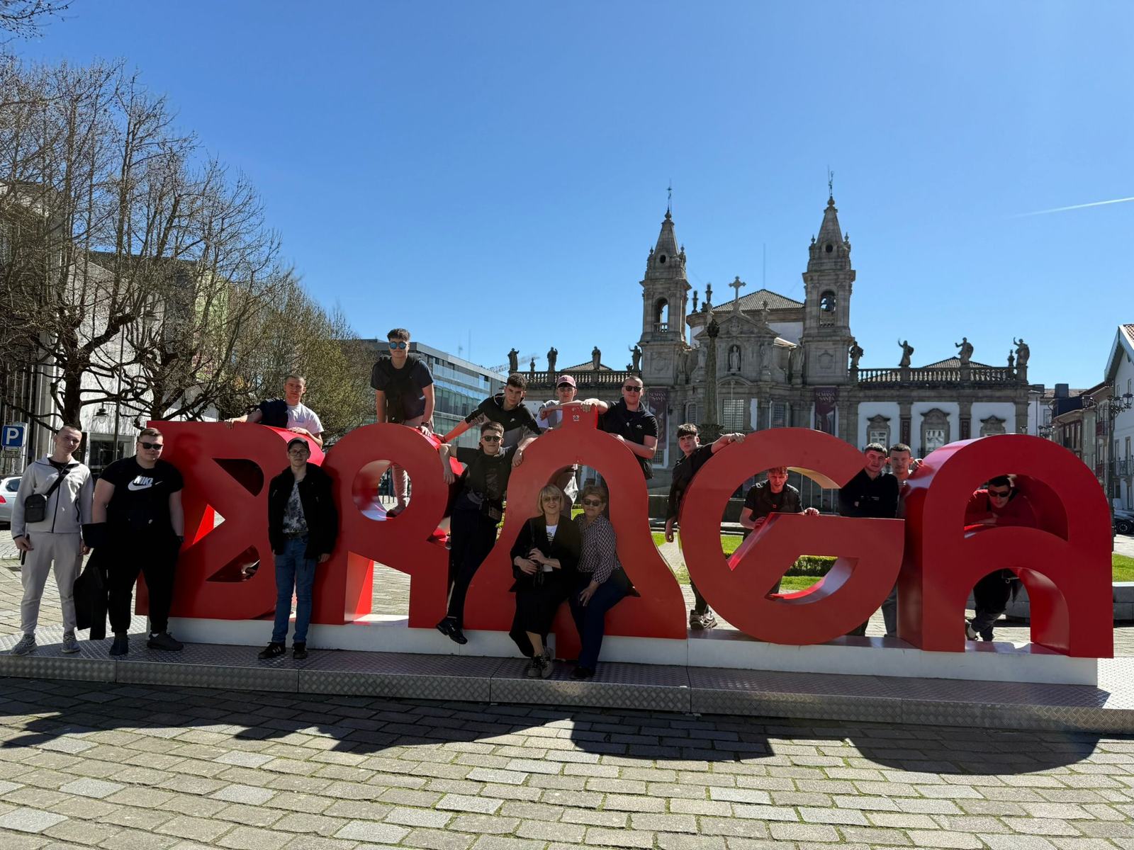 Grupo de participantes junto às letras BRAGA, no centro da cidade