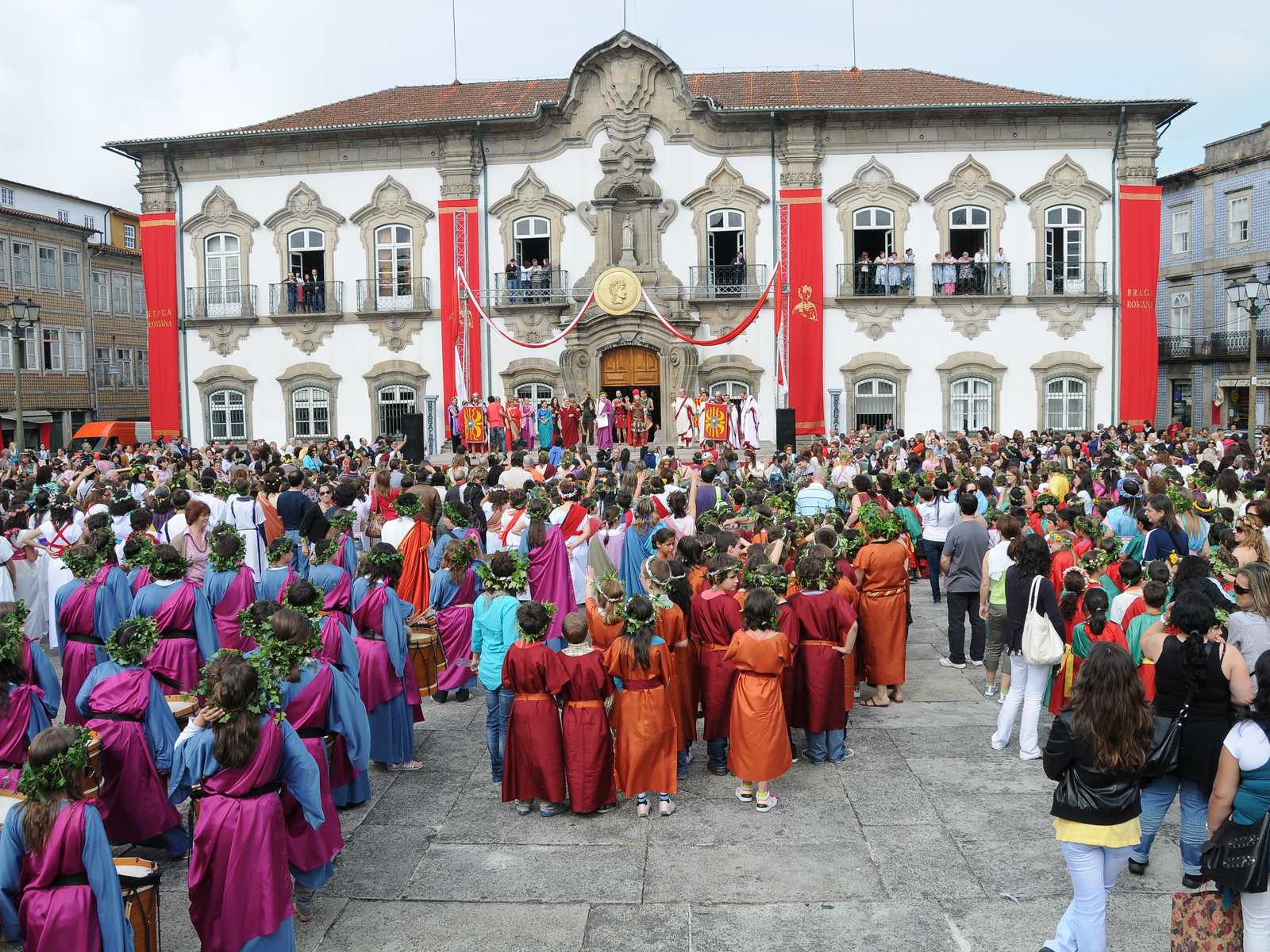 Festa Braga Romana com pessoas trajadas em frente à Câmara Municipal