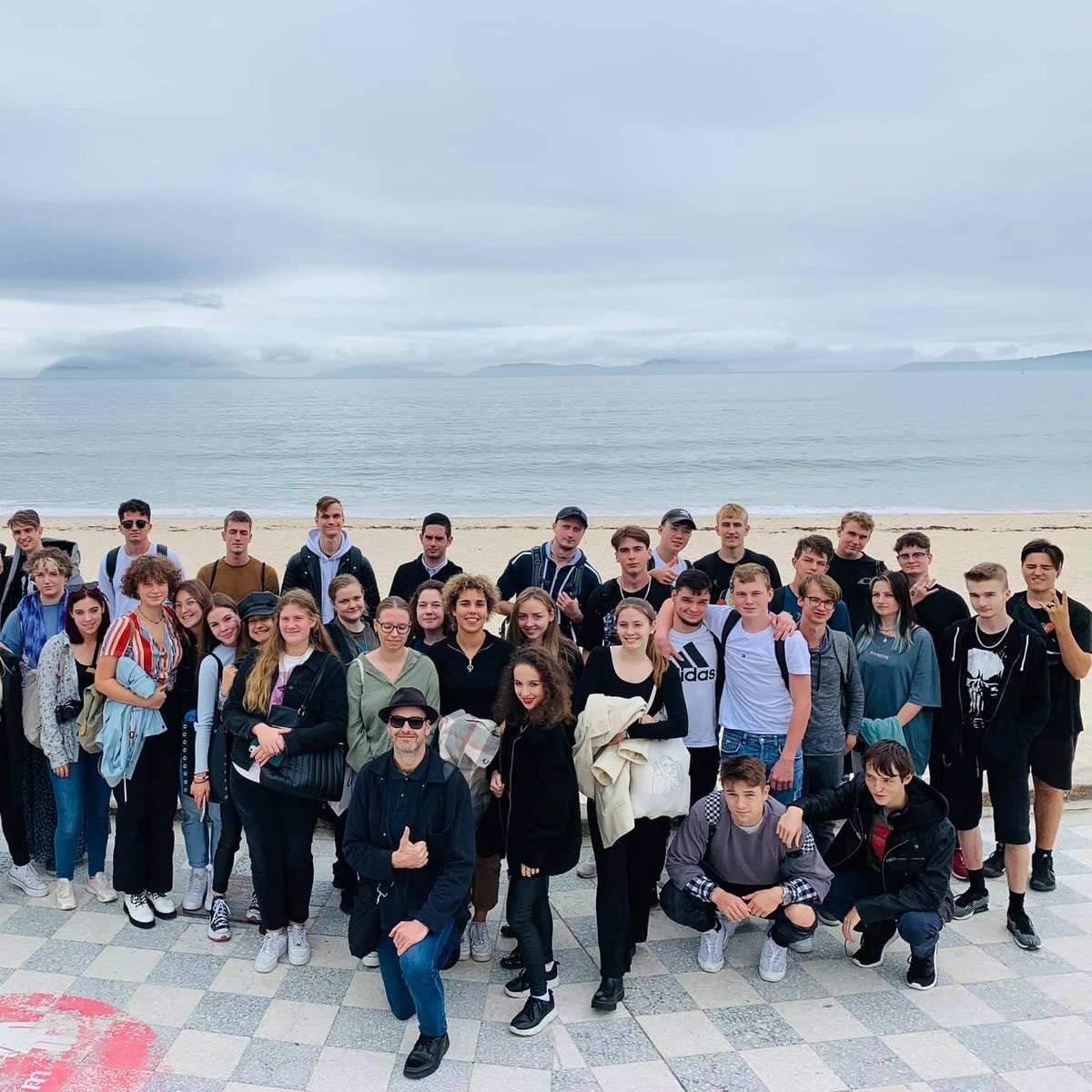 Grupo de participantes numa praia do Atlântico