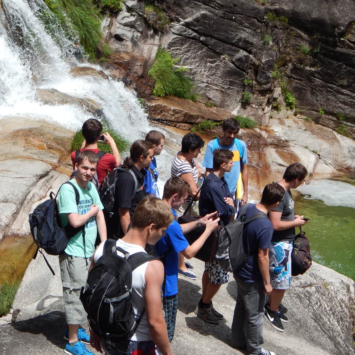 Grupo junto a uma cascata no Parque Nacional da Peneda-Gerês