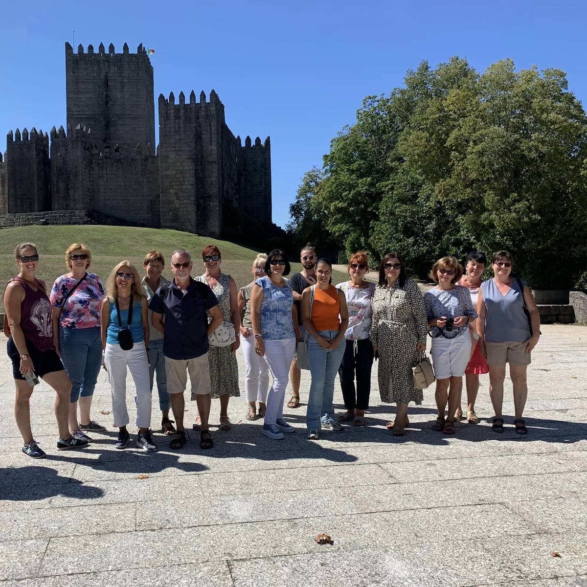 Grupo em frente ao castelo de Guimarães