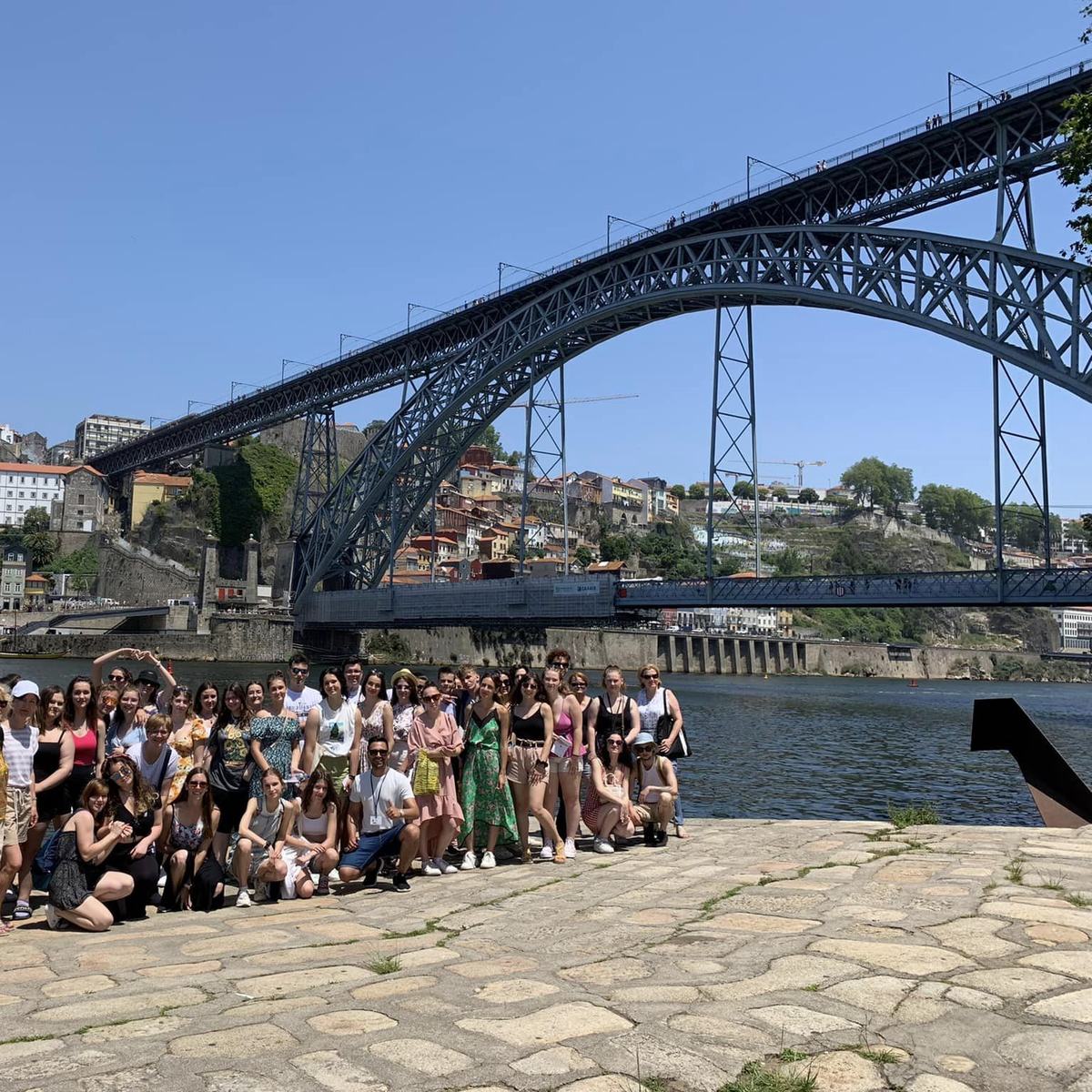 Grupo junto à ponte Luís I, no Porto