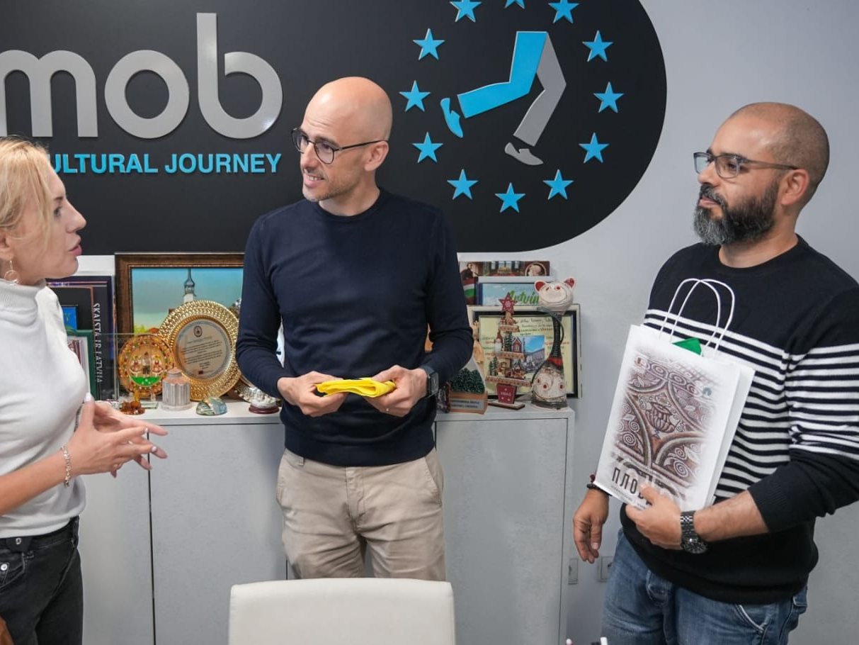 Equipa BragaMob a conversar com um visitante no escritório