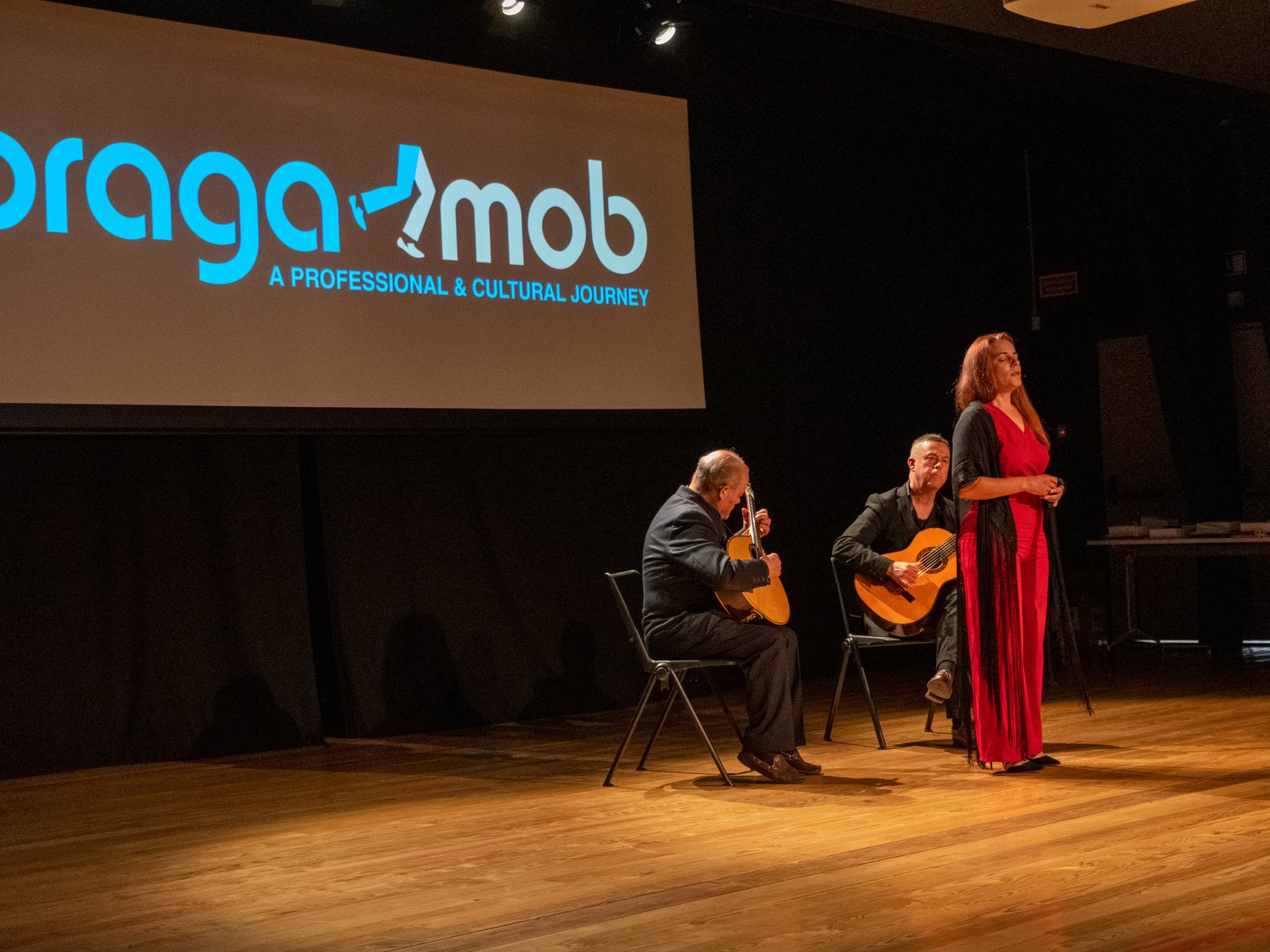 Atuação de fado em palco durante uma atividade de integração cultural