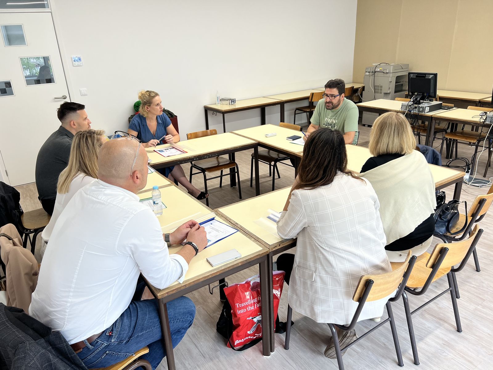 Coordenadores e professores numa reunião à volta de uma mesa