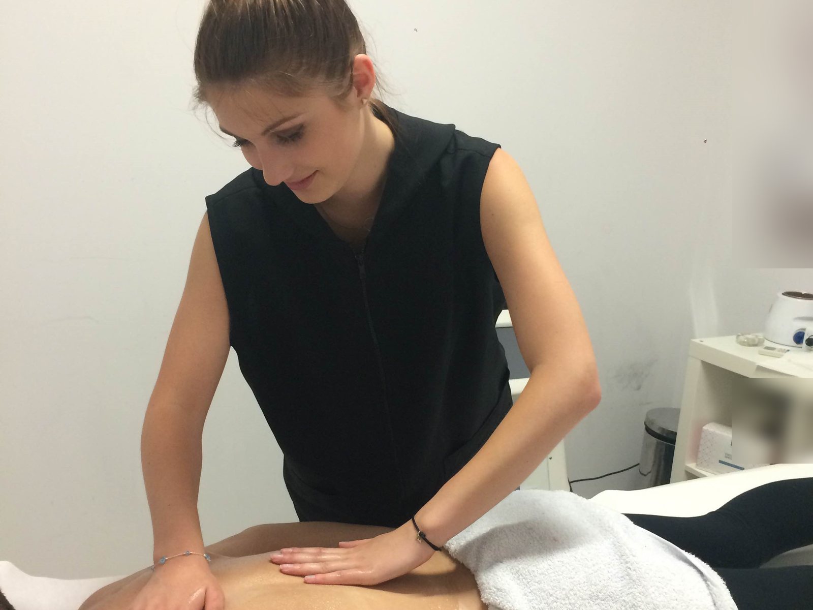 Estagiária de estética a fazer uma massagem às costas