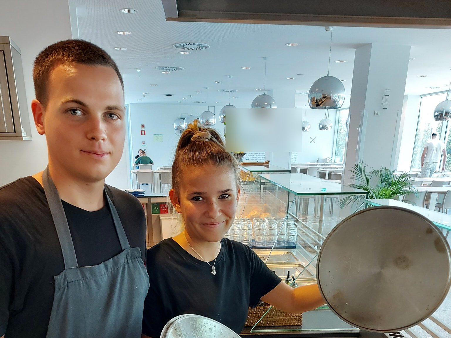 Estagiários a cozinhar numa cozinha profissional