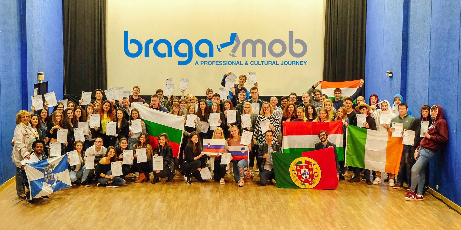 Participantes de vários países com os certificados Erasmus+ e as bandeiras, sob o logótipo da BragaMob