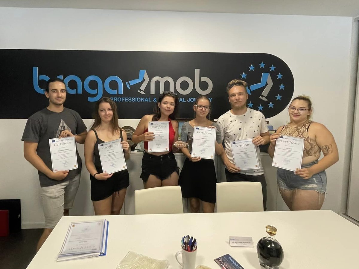 Grupo com os certificados no escritório da BragaMob