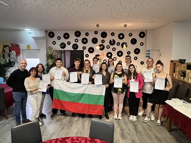 Grupo com a bandeira da Bulgária e os certificados