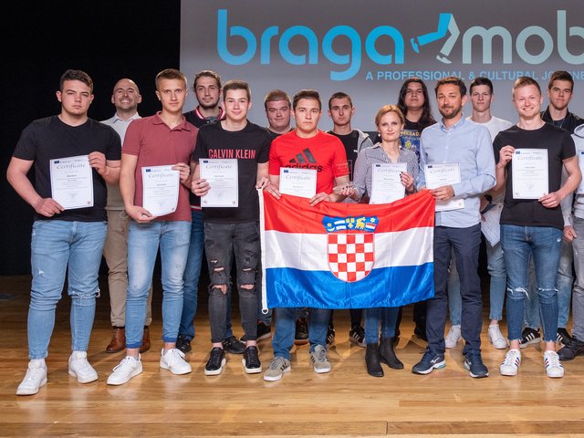 Grupo com a bandeira da Croácia e os certificados no dia da entrega