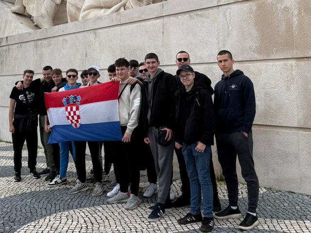 Grupo com a bandeira da Croácia no Padrão dos Descobrimentos, em Lisboa