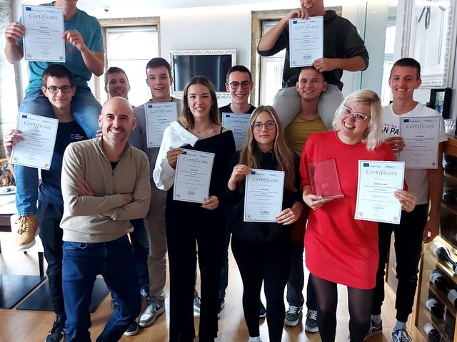 Grupo com os certificados num restaurante
