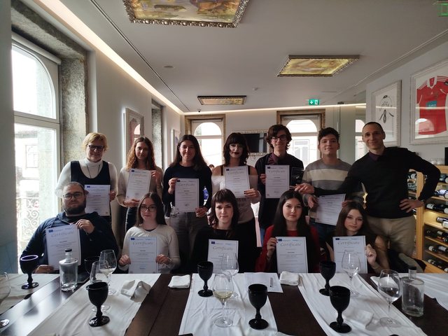 Grupo com os certificados à mesa num restaurante