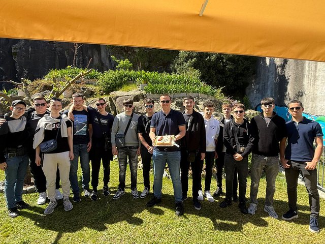 Grupo num jardim