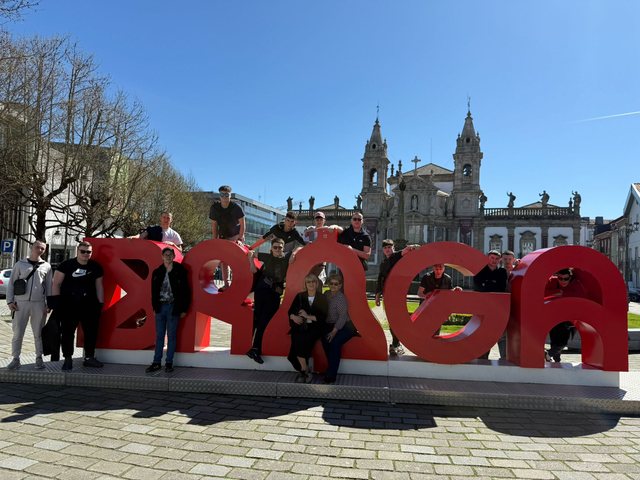 Grupo junto às letras BRAGA, no centro da cidade