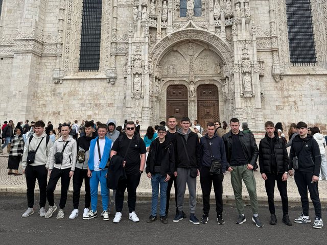Grupo em frente ao Mosteiro dos Jerónimos, em Lisboa