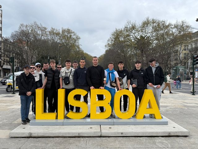 Grupo junto às letras LISBOA, em Lisboa