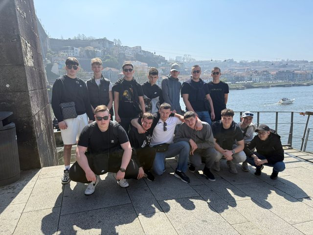 Grupo junto ao rio Douro, no Porto