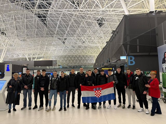 Grupo com a bandeira da Croácia no aeroporto