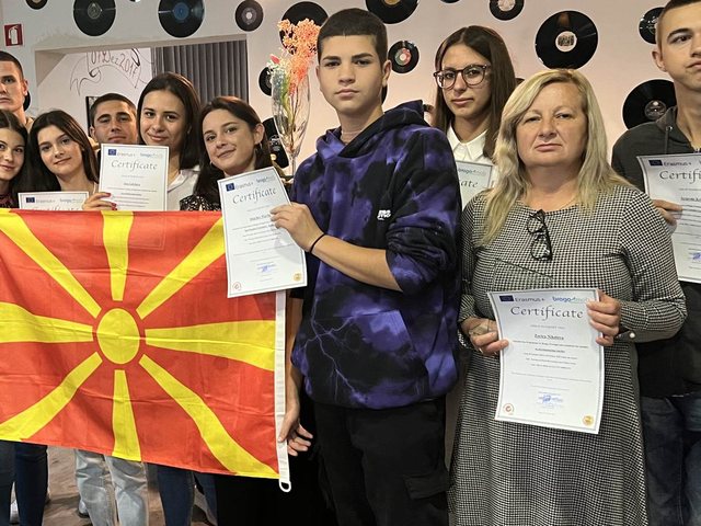 Grupo com a bandeira da Macedónia do Norte e os certificados