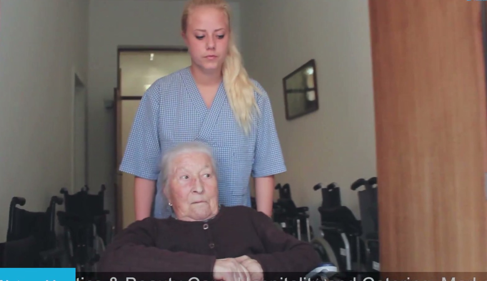 Estagiária a acompanhar um utente num lar (imagem do vídeo da BragaMob)