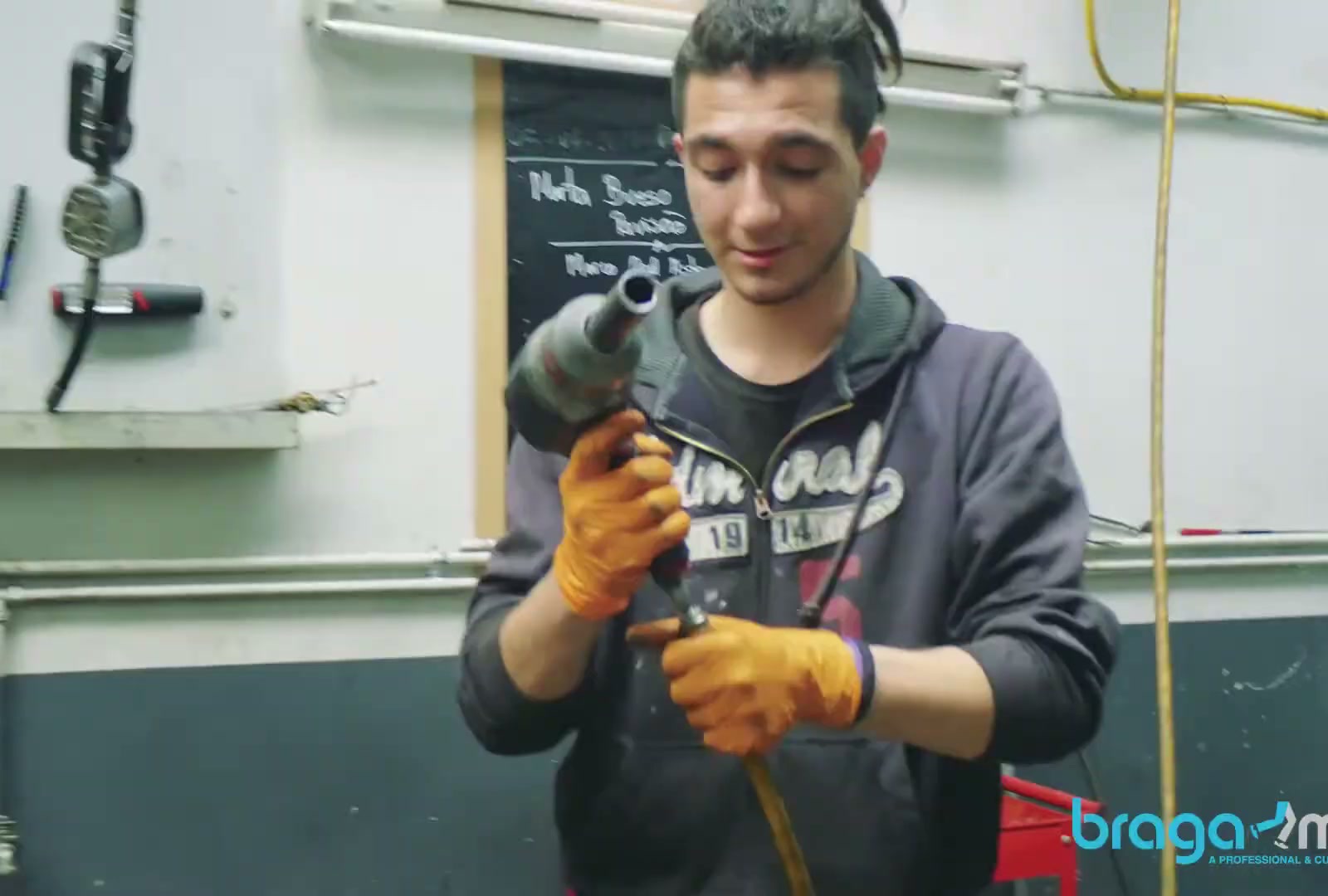 Estagiário a trabalhar num carro numa oficina parceira (imagem do vídeo da BragaMob)