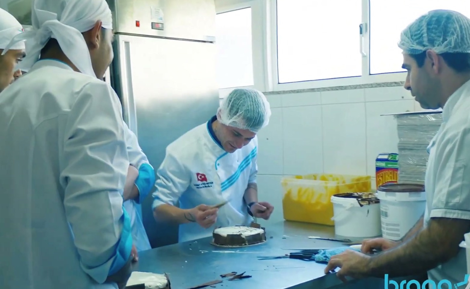Estagiários a decorar bolos numa pastelaria (imagem do vídeo da BragaMob)